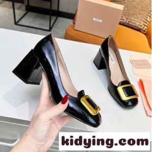 洗練された パテントレザー パンプス ミュウミュウ スーパーコピー パンプス スーパーコピー ブラックkid26f0v4ba