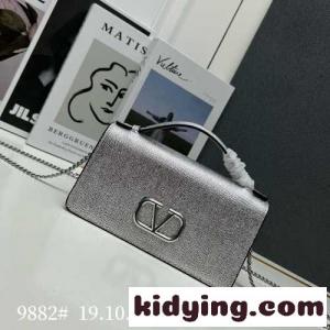 ヴァレンティノ ブランド コピー バッグ コピー Vロゴ シグネチャー チェーンウォレット シルバーkid26fOn8za