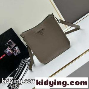 人気 メタルロゴ レザー ミニ ショルダーバッグ プラダ コピー バッグ コピー 1BC073 グレーkid26a09zyC