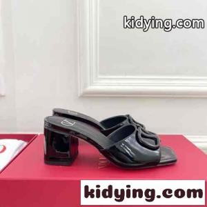 Vロゴ シグネチャー エナメル スライドサンダル 60MM ヴァレンティノ コピー サンダル 偽物 ブラックkid26THDSji
