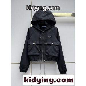 洗練された クロップド フーデッドジャケット プラダ コピーブランド ジャケット 偽物 ブラックkid26KzGH5f