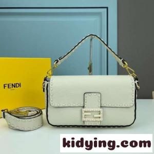 人気 fendi ブランド コピー フェンディ ブランド コピー ハンドステッチ ミディアム バゲットバッグ コピー ホワイトkid268vaSzq