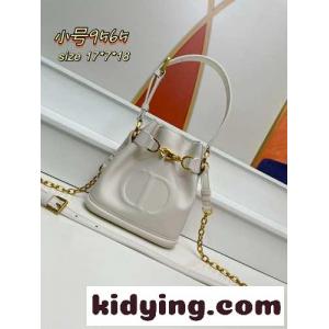 スモール CDエンボス CEST dior コピー バッグ クリスチャン・ディオール コピー バッグ コピー ホワイトkid26DOr8Tr