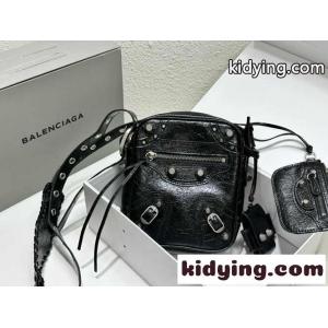 LE CAGOLE MEN クロスボディバッグ バレンシアガ スーパーコピー バック コピー コンパクト ブラックkid26WvKnam
