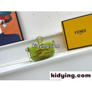 レディース ナノ バゲット チャーム フェンディ コピー バッグ 人気 コピー FFモチーフ 刺繍kid26feuaCu