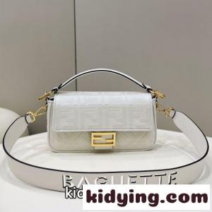 ホワイト FFキャンバス バゲットバッグ フェンディ スーパーコピー バッグ 人気 コピー ショルダーバッグkid268DSD4r