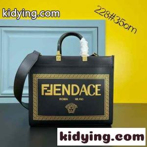 Fendace フェンディ コピー バッグ 人気 コピー プリント ブラック レザー ロゴ レディース 2WAY トートバッグkid26aeqGHr
