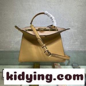 ​Iconic Peekaboo ISeeU中号手袋 コウジ革の材質 フェンディ コピー バッグ 流行り コピー 両側に古典的なツイストロックが飾られているkid26vyeG1n