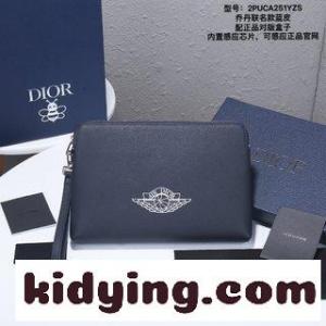 ディオール スーパーコピーdior スーパーコピー AND SHAWNはバッグを手にした ディオール スーパーコピー鞄コピー 完璧な技術 超大容量ですkid26C8Du4z