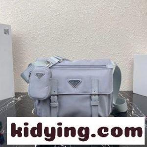プラダ コピーバッグ 新品 prada コピーシリーズの象徴的な取り外し可能な小袋はデザインが格調高い 上体の効果はとても素晴らしいですね  コピー,kid260r8PTr