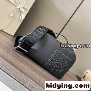 ロエベ スーパーコピー loewe スーパーコピー ショルダーバッグ ブラック エンボスロゴ 本革 ミニバッグ 斜め掛け コンパクト 高級仕様 N級品質 ストラップ付き ユニセックスkidying26Lr49by