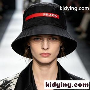 2026新作 prada コピー プラダ コピー ナイロンバケットハット メンズ レディース サファリハット ロゴ刺繍 レッドライン ワンポイントデザイン 軽量キャップkidying26y8TXza