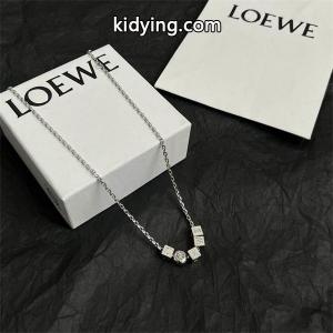 限定感たっぷり ロエベ コピーブランド loewe コピーブランド 偽物 ネックレス シルバーキューブロゴ 上質な輝きkidying26515DCu