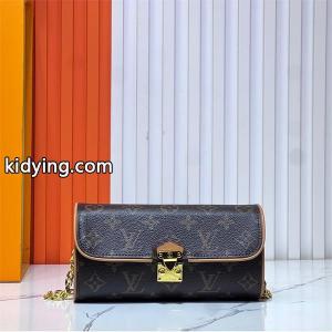 超人気  LOUIS vuitton コピーブランド 偽物 バッグ エピレザー ゴールドバックル クラッチバッグ ルイヴィトン コピーブランドkidying26uGD0rq