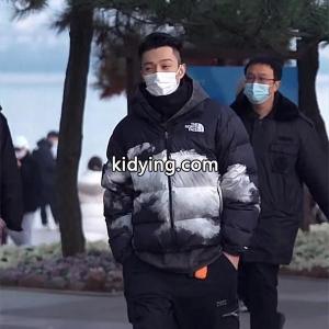 The North face コピー 偽物 雲柄ブラックダウンジャケット アーティスティック 2026秋冬個性 ザノースフェイス コピーkidying26imWf8f