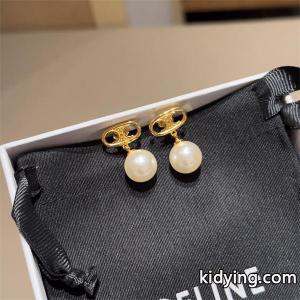 秋冬っぽいスタイルを作り出す celine スーパーコピー セリーヌ スーパーコピーピアス スーパーコピー秋冬の必需品__ブランド コピー 激安(日本最大級)kidying26GrKH9b