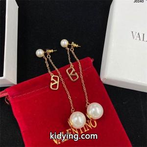 ヴァレンティノ スーパーコピーピアスコピーvalentino スーパーコピーアクセサリー激安 秋冬コーデを鮮やかに彩る この秋冬に持ちたくなる__ブランド コピー 激安(日本最大級)kidying269zK99f
