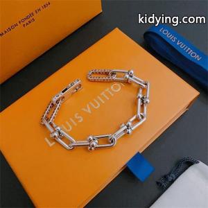 大活躍 ルイ ヴィトン コピーブレスレットコピー LOUIS vuitton コピー おしゃれさんに近づける 今回の秋冬に欲しいスタイル_ブランド コピー 激安(日本最大級)kidying268nmCyq