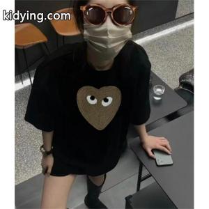 カラーバリエーションごとに配色が異なるのがポイント CDGビッグロゴｔシャツコピーkidying26faqSji