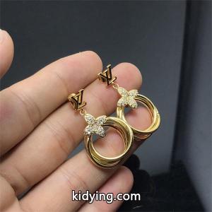 ピアス 秋冬らしいカジュアルな雰囲気を持つ ルイ ヴィトン コピー 華やかに魅せる秋冬コーデ LOUIS vuitton コピー 肌寒い季節に欠かせない ピアス_ルイ ヴィトン コピー LOUIS vuitton コピー_ブランド コピー 激安(日本最大級)kidying26H19zCa