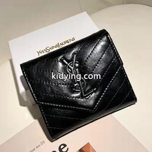 Saint laurent スーパーコピー サンローラン スーパーコピーコピー 折りたたみ財布 程よい高級感のある 女性らしく大人っぽい小物 2色展開kidying26XDWD4r