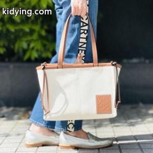 今年の人気が急上昇loewe スーパーコピー ロエベ スーパーコピー レディース クッション トートバッグ 十分に収納できるサイズkidying261bmu4r