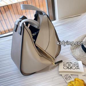 人気の定番カラー loewe コピーブランドロエベ コピーブランド ハンモック コピー バッグ 形を変えられる エレガンスな美しい カーキkidying26v0Hj4v