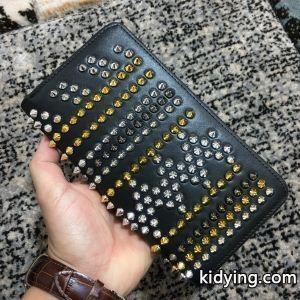 2026年春夏新作Christian louboutin コピーブランドルブタンスーパーコピーブラック本革スパイクビジネス用スラウンドファスナー長財布kidying26WLD01D