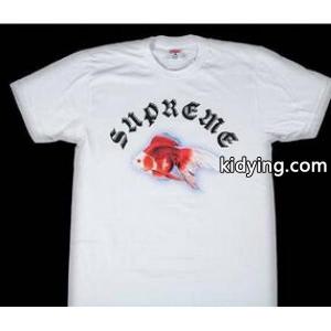 柔らかく優しいシュプリーム ブランド コピー サスクワッチゴールドフィッシュ 　独特な光沢感のあるTシャツ　ホワイト_半袖Tシャツ_メンズファッション_スーパーコピーブランド激安通販 専門店kidying26OTPDyy