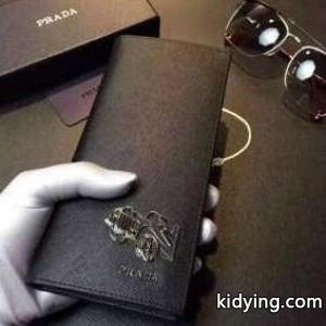 目立つ　秋冬 prada スーパーコピー プラダ スーパーコピー　飽きのこないモデル　 二つ折り財布_プラダ スーパーコピー メンズ財布_財布 メンズ_スーパーコピーブランド激安通販 専門店kidying26muKHLz