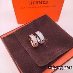 冬コーデの名脇役 エルメス コピーブランド hermes コピーブランド 寒い季節の王道アイテム リング/指輪 秋冬らしいカジュアルな雰囲気を持つ_エルメス コピーブランド hermes コピーブランド_ブランド コピー 激安(日本最大級)kidying26biqKXv