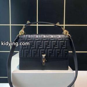 KAN IBlack leather bag8BT283A417F0KURフェンディ コピー 激安fendi コピースマートビジネスバッグ幅広いブラック小型カバンkidying261rmOLr