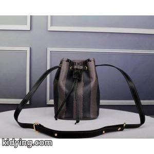 秋のおしゃれをもっと楽しめる 2026秋冬におすすめ着こなし フェンディ スーパーコピー fendi スーパーコピー 斜め掛けバッグ_フェンディ スーパーコピー fendi スーパーコピー_ブランド コピー 激安(日本最大級)kidying260Dyqye