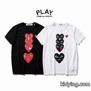 ギャルソンブランドロゴの色が服の色によって红黑と白黑の配色を...