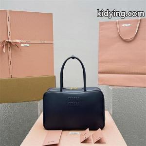 miumiu ブランド コピー ミュウミュウ ブランド コピー 偽物 ネイビー トレンドリッチ 人気上昇 大容量レザーボックスバッグkidying26mWX5fa