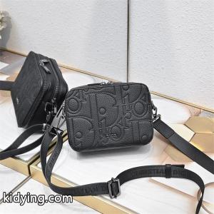 dior コピーブランド ディオール コピーブランド コピー コンパクト設計 ミニショルダーバッグ エンボス 軽量kidying26rKTfOr
