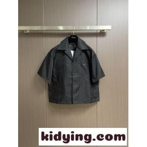 人気 洗練された Re-Nylon 半袖シャツ プラダ スーパーコピー シャツ 偽物 ブラックkid26O9n05z