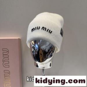 ミュウミュウ コピーブランド キャップ 偽物 ニットキャップ シンプル ロゴ入り ビーニー ホワイトkid26aC0PLD