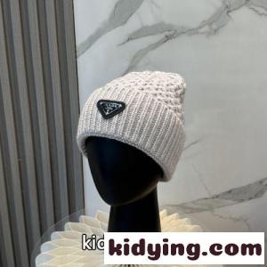 トライアングルロゴ ビーニー ニットキャップ プラダ スーパーコピー キャップ 偽物 グレーkid265vq0LD