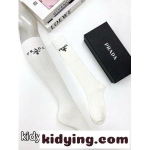 プラダ コピー 靴下 偽物 合わせやすい シンプル 上品 ロゴ入り ロングソックス ホワイトkid26PfuWLz