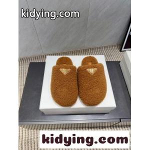 ふわふわ ムートン スリッパ トライアングルロゴ付き プラダ コピー サンダル スーパーコピー カラメルkid26v4TfKD