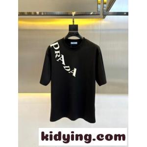 シンプル ロゴプリント 半袖Tシャツ プラダ ブランド コピー Tシャツ 偽物 クルーネック ブラックkid26naqiWD