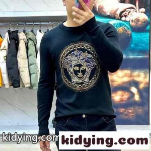 ヴェルサーチ コピーェ セーター コピー メンズ ラインストーン付き ロゴ クルーネック ニット ブラックkid26j0Xfuy