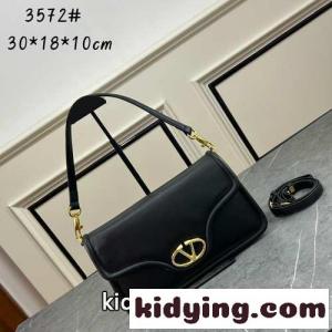 Vロゴ シグネチャー レザーショルダーバッグ ヴァレンティノ コピーブランド バッグ コピー ブラックkid265rW1Hr