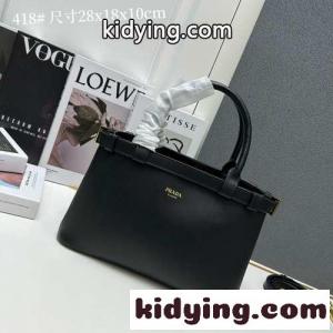 ベルト付 スモール レザー ハンドバッグ プラダ コピーブランド バッグ コピー ブラックkid26LvW5re