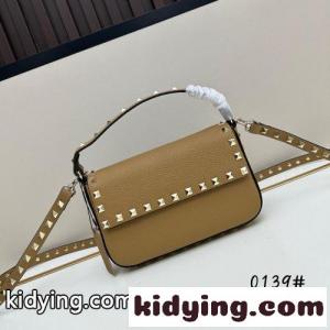 人気 ロックスタッズ ミニ クロスボディバッグ ヴァレンティノ スーパーコピー バッグ コピー ブラウンkid26WDqiWf