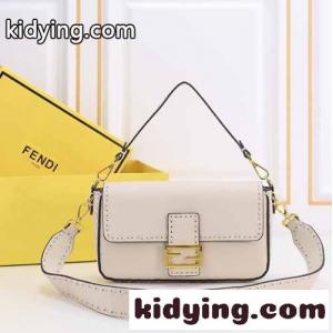 定番 人気 fendi コピー フェンディ コピー ハンドステッチ ミディアム バゲットバッグ コピー ホワイトkid26KDKT9z
