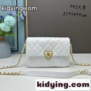 23SS 人気 可愛い ハートロゴ シャネル コピーブランド バッグ コピー チェーン ショルダーバッグ ホワイトkid261L15ju