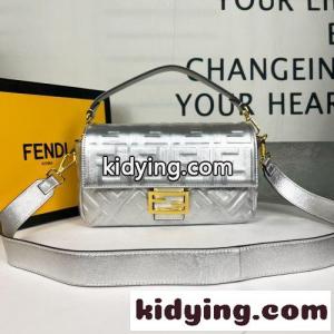ミディアム バゲット フェンディ スーパーコピー バッグ 人気 コピー FF エンボス ショルダーバッグ シルバーkid26195HjC