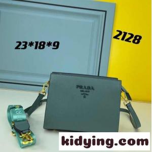 おしゃれ プラダ コピー バッグ コピー レディース ロゴ コンパクト 大容量 レザー シンプル ショルダーバッグkid26LrmG1n